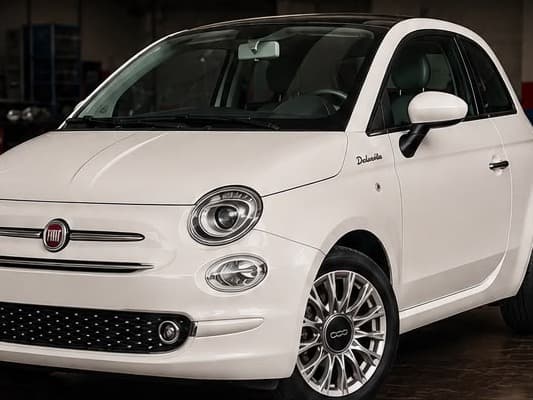 Fiat 500 Dolcevita bianca vista di tre quarti anteriore