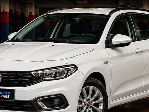 Fiat Tipo SW bianca vista di tre quarti anteriore