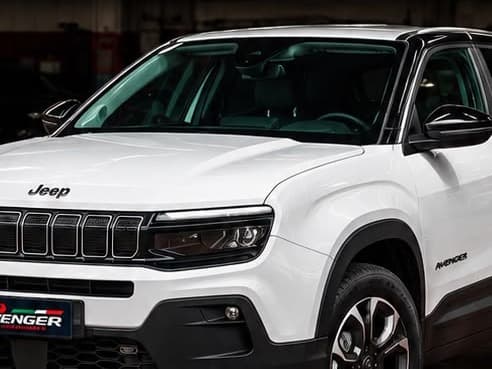 Jeep Avenger bianca vista di tre quarti anteriore
