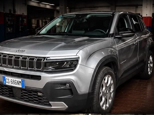 Jeep Avenger grigia vista di tre quarti anteriore