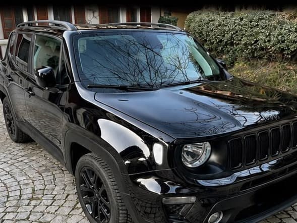 Jeep Renegade nera vista di tre quarti anteriore