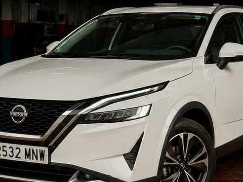 Nissan Qashqai bianca vista di tre quarti anteriore