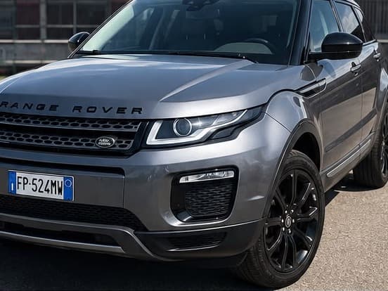 Range Rover Evoque grigia vista di tre quarti anteriore