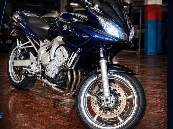 Yamaha Fazer 600 blu vista di tre quarti anteriore